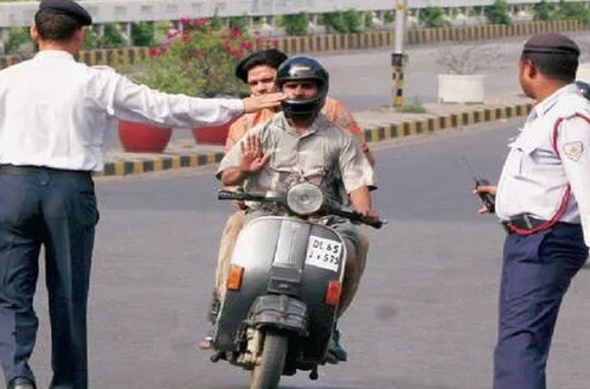 राजधानी में कार चालकों की सीट बेल्ट और बाइक सवारों के हेलमेट की जांच अब निरंतर जारी रखने का निर्देश दिया गया है. (प्रतीकात्मक फोटो)