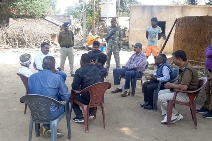 गांववालों को समझाते प्रशासनिक पदाधिकारी