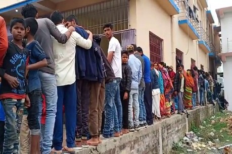 बंद कमरे में मिली परिवार की लाश, नीचे पड़ा था बच्चा और फंदे से झूल रहे थे पति-पत्नी बंद कमरे में मिली परिवार की लाश, नीचे पड़ा था बच्चा और फंदे से झूल रहे थे पति-पत्नी