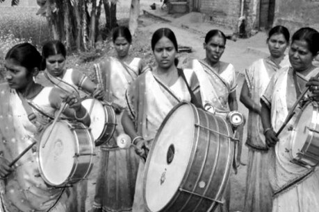 #HumanStory: बिहार में धूम मचा रहा है 'अंगूठाछाप' औरतों का ये रॉक बैंड #HumanStory: बिहार में धूम मचा रहा है 'अंगूठाछाप' औरतों का ये रॉक बैंड