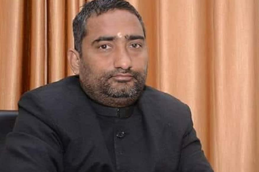 yogesh bhatt, योगेश भट्ट कहते हैं कि दरअसल सरकार मेनस्ट्रीम के उन्हीं पत्रकारों को ले जाना चाहती है, जिनके बारे में तय है कि वह उसके पक्ष में लिखेंगे.
