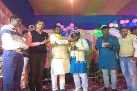 बिहार के सुपौल में हेलमेट पहनाकर बारातियों का स्वागत करते लोग