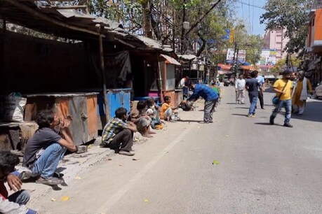 Lockdown: भूखे पेट रह रहे साधु-संतों और भिखारियों के लिए 'भगवान का दूत' बने ये लोग, सोशल डिस्टेंसिंग के साथ कर रहे समाजसेवा Lockdown: भूखे पेट रह रहे साधु-संतों और भिखारियों के लिए 'भगवान का दूत' बने ये लोग, सोशल डिस्टेंसिंग के साथ कर रहे समाजसेवा