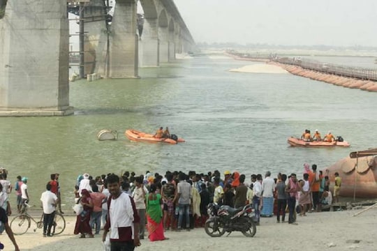 नहाने के दौरान गंगा में डूबे चार दोस्त, लोगों ने तीन को जान पर खेलकर बचाया  four friends drown into ganga river during bath at patna bramk – News18  हिंदी