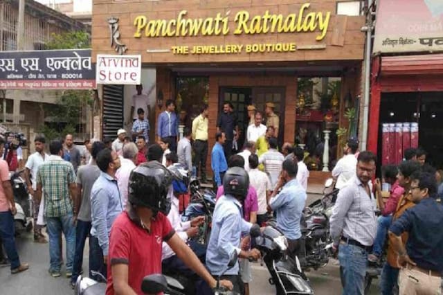 पटना: पंचवटी रत्नालय से 5 करोड़ की ज्वेलरी लूटने वाला शातिर शेखपुरा से अरेस्ट पटना: पंचवटी रत्नालय से 5 करोड़ की ज्वेलरी लूटने वाला शातिर शेखपुरा से अरेस्ट