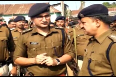 पूर्णिया के मंदिर में हुई चोरी की घटना के बाद मामले की जांच में जुटे पुलिस अधिकारी