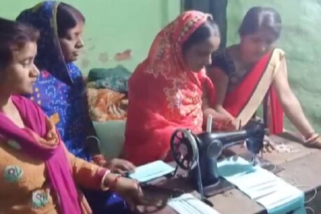 पूर्णिया में जीविकाकर्मियों को 10 हजार मास्क बनाने का ऑर्डर मिला है.