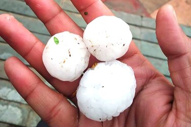  जयपुर. राजस्थान (rajasthan) में गुरुवार को अचानक बदले मौसम के साथ बारिश और ओलावृष्टि ने एक बार फिर सर्दी का एहसास करा दिया. राजधानी जयपुर (jaipur) में शाम को करीब 40 मिनट तक हुई ओलावृष्टि से कई इलाकों में सफेद चादर बिछा दी. मौसम के इस बदले मिजाज का असर और ओलावृष्टि राजधानी तक सीमित नहीं रही बल्कि उत्तरी-पश्चिमि राजस्थान के कई इलाकों में इसका असर रहा. पिछले तीन दिन से हल्की बूंदाबांदी और ठंडी हवाओं से मौसम में फिर से ठंडक पैदा कर दी है. जयपुर के शाहपुरा, अजीतगढ़, चौमूं अलावा सीकर, हनुमानगढ़, जैसलमेर के कई इलाकों में ओले गिरने की सूचना मिली है. अगली स्लाइड्स में देखें, सोशल मीडिया पर ओलावृष्टि के बाद चर्चा में आई तस्वीरें (फोटो-आशीष गौड़ एफबी वॉल से साभार)