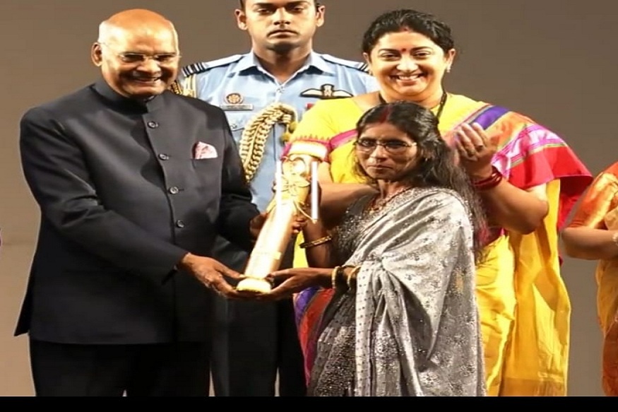 राष्ट्रपति रामनाथ कोविंद के हाथों सम्मान लेतीं मुंगेर की वीणा देवी