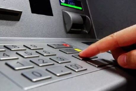 सोनीपत: ATM में कैश डालते हुए गार्ड के कंधे से गिरी बंदूक और चली गोली, फिर हुआ ये... सोनीपत: ATM में कैश डालते हुए गार्ड के कंधे से गिरी बंदूक और चली गोली, फिर हुआ ये...