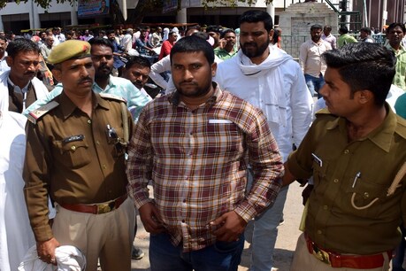 जिलाधिकारी कार्यालय में हत्या के आरोपी ने किया खुदकुशी का प्रयास, मचा हड़कंप जिलाधिकारी कार्यालय में हत्या के आरोपी ने किया खुदकुशी का प्रयास, मचा हड़कंप