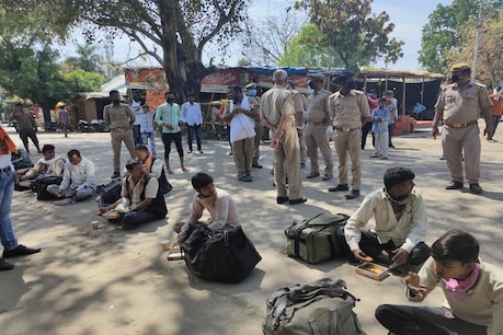 4 दिन से भूखे-प्यासे 300 किलोमीटर पैदल चलकर बिहार से आजमगढ़ पहुंचे 28 मजदूर, पुलिस ने की सेवा तो छलक पड़े आंसू 4 दिन से भूखे-प्यासे 300 किलोमीटर पैदल चलकर बिहार से आजमगढ़ पहुंचे 28 मजदूर, पुलिस ने की सेवा तो छलक पड़े आंसू