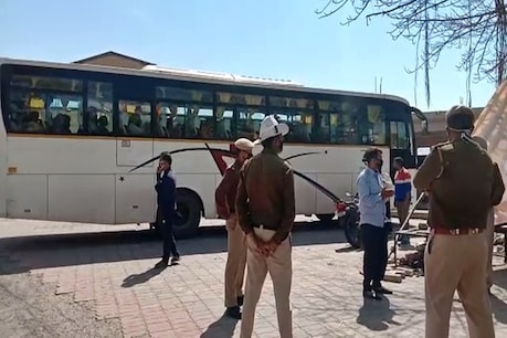 हिमाचल के स्वारघाट पहुंची हरियाणा की टूरिस्ट बस, सभी को जांच के लिए अस्पताल भेजा हिमाचल के स्वारघाट पहुंची हरियाणा की टूरिस्ट बस, सभी को जांच के लिए अस्पताल भेजा