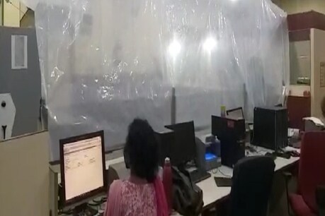 COVID-19: गया के इस बैंक मैनेजर ने ढूंढ निकाला बचाव का अनोखा तरीका, हो रही है तारीफ COVID-19: गया के इस बैंक मैनेजर ने ढूंढ निकाला बचाव का अनोखा तरीका, हो रही है तारीफ