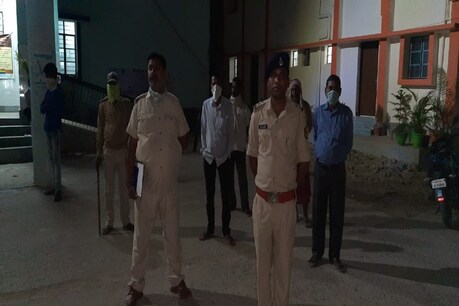 महाराष्ट्र से आए दो कामगारों को नागवार गुजरा COVID-19 टेस्ट, डॉक्टर बुलाने वाले युवक की कर दी हत्या महाराष्ट्र से आए दो कामगारों को नागवार गुजरा COVID-19 टेस्ट, डॉक्टर बुलाने वाले युवक की कर दी हत्या