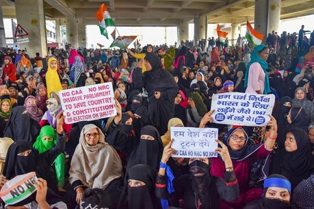 पांच साल में भारत ने पड़ोसी देशों के 18,999 लोगों को दी नागरिकता, ये देश रहा सबसे आगे पांच साल में भारत ने पड़ोसी देशों के 18,999 लोगों को दी नागरिकता, ये देश रहा सबसे आगे
