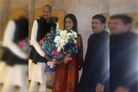 मुकुल वासनिक और रविना खुराना को बधाई देते सीएम अशोक गहलोत।