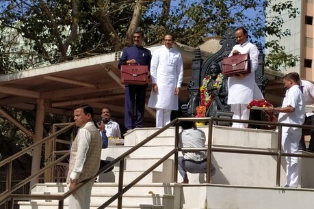 Maharashtra Budget 2020: उद्धव सरकार का ऐलान- 80% स्थानीय लोगों को नौकरी देने के लिए लाएंगे कानून Maharashtra Budget 2020: उद्धव सरकार का ऐलान- 80% स्थानीय लोगों को नौकरी देने के लिए लाएंगे कानून
