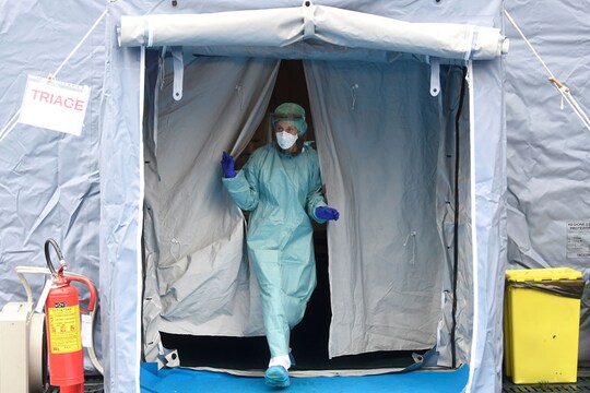 इटली में कोरोना वायरस की भारी तबाही के बाद अब मौत की रफ्तार में कमी आ रही है 