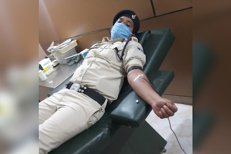 कई दिनों से भूखी महिला हाईवे पर हुई बेहोश, पुलिस कांस्टेबल ने अपना खून देकर बचाई जान कई दिनों से भूखी महिला हाईवे पर हुई बेहोश, पुलिस कांस्टेबल ने अपना खून देकर बचाई जान
