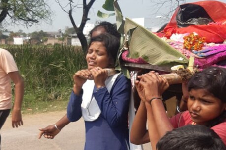 बेटियों ने पिता की अर्थी को कंधा दिया और अंतिम संस्कार की दूसरी रस्में भी कीं.