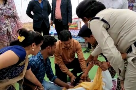 ज्वाइंट कलेक्टर ने जूता सुंघाया.