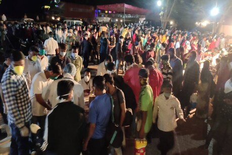 COVID-19: राजस्थान-गुजरात बॉर्डर पर लगी भीड़, एक ही रात में पहुंचे 10 हजार लोग COVID-19: राजस्थान-गुजरात बॉर्डर पर लगी भीड़, एक ही रात में पहुंचे 10 हजार लोग