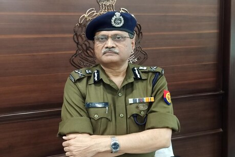 UP में चोरी-छिपे प्रवेश की सूचना पर एक्शन, बॉर्डर पर हर ट्रॉलर-कंटेनर चेक करेगी पुलिस UP में चोरी-छिपे प्रवेश की सूचना पर एक्शन, बॉर्डर पर हर ट्रॉलर-कंटेनर चेक करेगी पुलिस