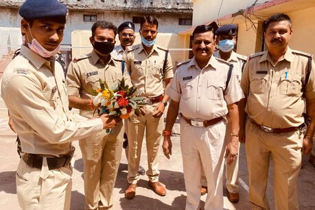 COVID-19: लॉकडाउन के कारण 450 KM पैदल चलकर ड्यूटी पर पहुंचा कांस्टेबल, पुलिस ने ऐसे किया सलाम COVID-19: लॉकडाउन के कारण 450 KM पैदल चलकर ड्यूटी पर पहुंचा कांस्टेबल, पुलिस ने ऐसे किया सलाम