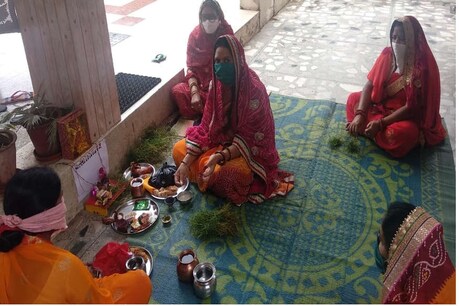 Corona Effect : गणगौर पूजन में सोशल डिस्टेनसिंग, महिलाओं ने बनाए रखी दूरियां Corona Effect : गणगौर पूजन में सोशल डिस्टेनसिंग, महिलाओं ने बनाए रखी दूरियां