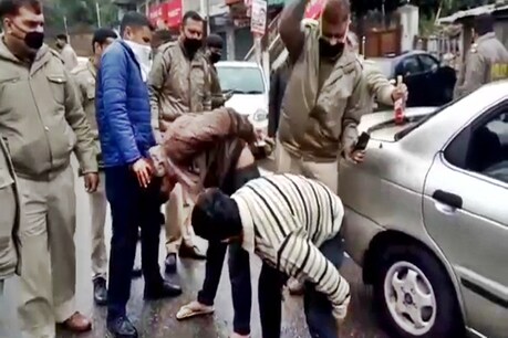 COVID-19: हिमाचल में एक्शन में पुलिस, बिना कारण घर से निकले युवकों पर भांजी लाठी COVID-19: हिमाचल में एक्शन में पुलिस, बिना कारण घर से निकले युवकों पर भांजी लाठी