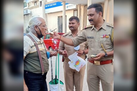 LOCK DOWN: बुज़ुर्ग का शुगर लेवल हुआ कम, रसगुल्ला लेकर पहुंचे यूपी पुलिस के इंस्पेक्टर LOCK DOWN: बुज़ुर्ग का शुगर लेवल हुआ कम, रसगुल्ला लेकर पहुंचे यूपी पुलिस के इंस्पेक्टर