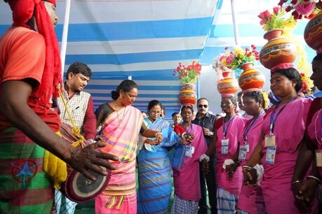 पश्चिम बंगाल की मुख्यमंत्री ममता बनर्जी मालदा में आदिवासी महिलाओं के साथ नृत्य करते हुए (फोटो- News18)