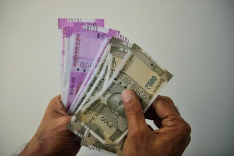 COVID-19: अब EPF अकाउंट से निकाल सकते हैं इतनी रकम, सरकार ने बदला नियम COVID-19: अब EPF अकाउंट से निकाल सकते हैं इतनी रकम, सरकार ने बदला नियम