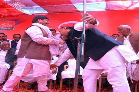 सैफई, इटावा में हुई होली के दौरान पैर चाचा शिवपाल यादव के छूते हुए अखिलेश यादव.
