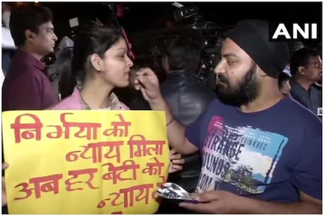 Nirbhaya Case: सुबह के 5.30 बजते ही तिहाड़ जेल के बाहर लहराया तिरंगा, गूंजा- निर्भया जिंदाबाद Nirbhaya Case: सुबह के 5.30 बजते ही तिहाड़ जेल के बाहर लहराया तिरंगा, गूंजा- निर्भया जिंदाबाद