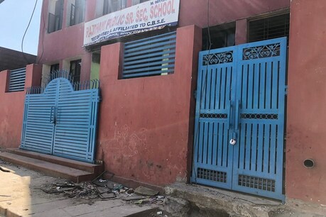 राजधानी पब्लिक स्कूल को दिल्ली पुलिस ने सील कर दिया गया है.