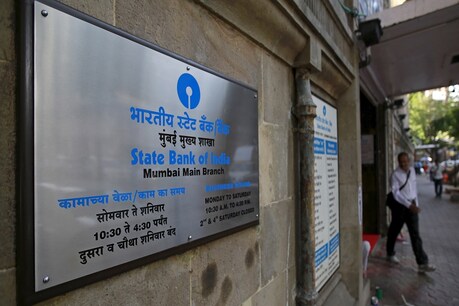 लॉकडाउन के बीच SBI ने करोड़ों ग्राहकों को दिया झटका! एफडी पर ब्याज दरों में भारी कटौती, चेक करें नई दरें लॉकडाउन के बीच SBI ने करोड़ों ग्राहकों को दिया झटका! एफडी पर ब्याज दरों में भारी कटौती, चेक करें नई दरें