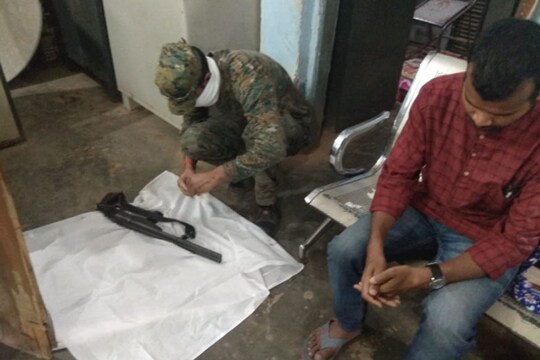 बैंक के सुरक्षागार्ड ने खुद को गोली मारकर खुदकुशी कर ली 