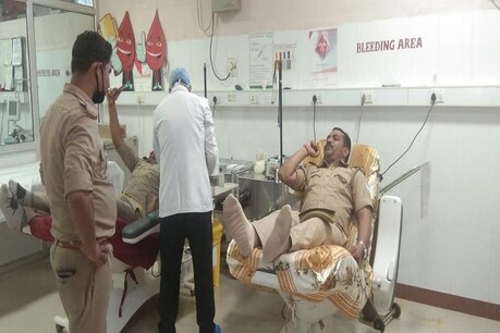 COVID-19: सिर्फ खाना ही नहीं, जरूरत पड़ने पर खून भी दे रहे यूपी पुलिस के जवान COVID-19: सिर्फ खाना ही नहीं, जरूरत पड़ने पर खून भी दे रहे यूपी पुलिस के जवान
