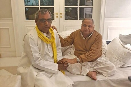 योगी सरकार के पूर्व मंत्री ओमप्रकाश राजभर ने मुलायम सिंह से की मुलाकात, सियासी हलचल बढ़ी! योगी सरकार के पूर्व मंत्री ओमप्रकाश राजभर ने मुलायम सिंह से की मुलाकात, सियासी हलचल बढ़ी!