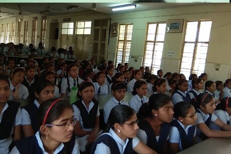 जेएनवी (JNV) की छठीं कक्षा का सेलेक्शन टेस्ट 2020 दो फेज़ में होना था. इसके पहले फेज़ की परीक्षा 11 जनवरी 2020 को हुई थी जिसका रिजल्ट समिति की आधिकारिक वेबसाइट पर पहले ही घोषित किया जा चुका है.