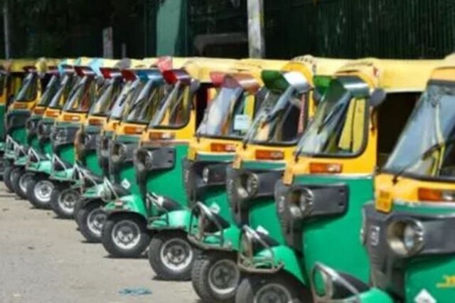 Corona Virus: दिल्ली में ऑटो रिक्शा वालों को फ्री में मिलेगी डिसइन्फेक्शन सेवा