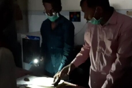 वाराणसी में मौजूद थे CM योगी, मोबाइल टॉर्च की रोशनी में जारी था मरीजों का इलाज वाराणसी में मौजूद थे CM योगी, मोबाइल टॉर्च की रोशनी में जारी था मरीजों का इलाज