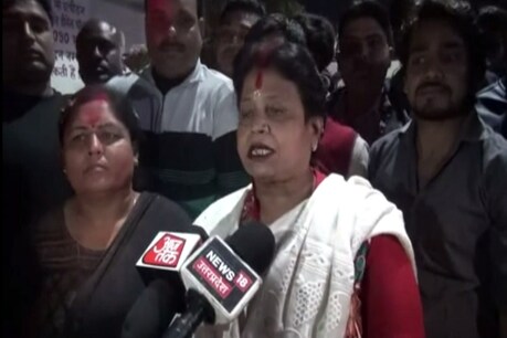 थाने में मीडिया से बात करती हिन्दुत्ववादी संगठन की नेता
