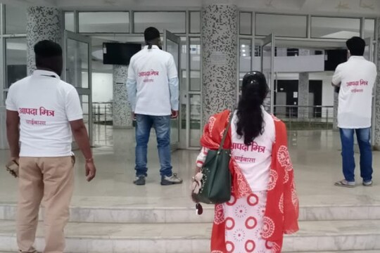 चाईबासा में आपदा मित्र लोगों के लिए मसीहा साबित हो रहे हैं. 