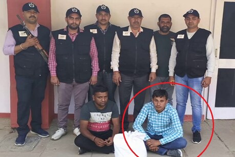 CRPF जवान 6 किलो 280 ग्राम अफीम के साथ गिरफ्तार, आई-कार्ड दिखाकर पुलिस को देता था चकमा CRPF जवान 6 किलो 280 ग्राम अफीम के साथ गिरफ्तार, आई-कार्ड दिखाकर पुलिस को देता था चकमा