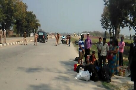 Coronavirus:लॉकडाउन के बावजूद केरल से आजमगढ़ पहुंचे 15 लोग, पुलिस ने बॉर्डर पर रोक कर भेजा अस्पताल Coronavirus:लॉकडाउन के बावजूद केरल से आजमगढ़ पहुंचे 15 लोग, पुलिस ने बॉर्डर पर रोक कर भेजा अस्पताल