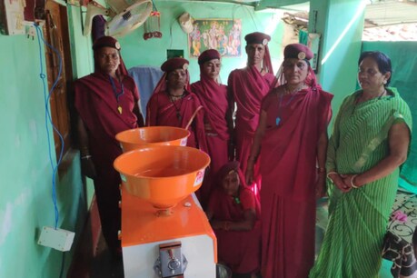 महिला समूह लोगों को नशा मुक्ति के लिए जागरूक करती हैं.