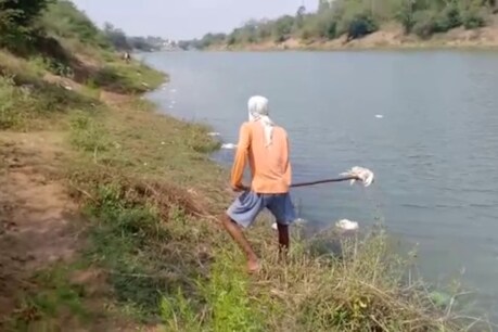नदी से मुर्गियां निकालता निगम अमला.